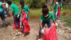 Jovenes cartageneros limpiando las basuras en las islas 