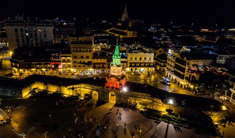 En conmemoración de los 490 años de la ciudad la Torre del Reloj se ilumina con los colores de la bandera