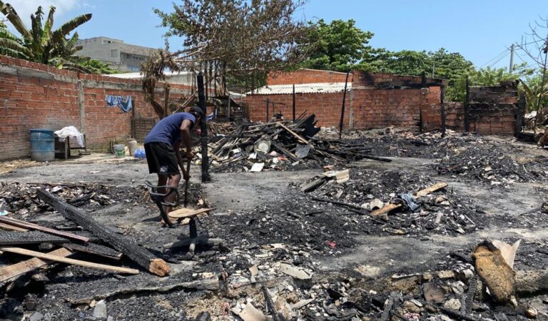 Devastador incendio afecta 10 viviendas en Chambacú.