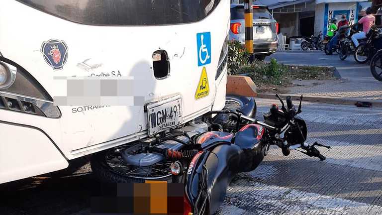 Joven Pierde la Vida en Trágico Choque con Bus de Transcaribe en Estación El Prado.