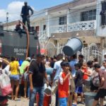 Tanqueta de la Policía lleva agua potable a hogares en Cartagena