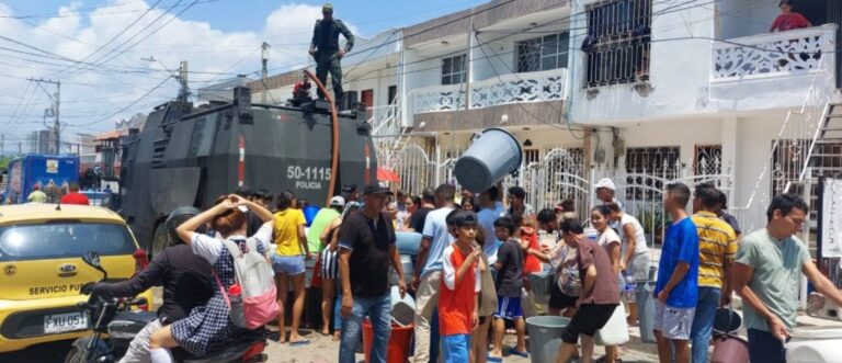 Tanqueta de la Policía lleva agua potable a hogares en Cartagena