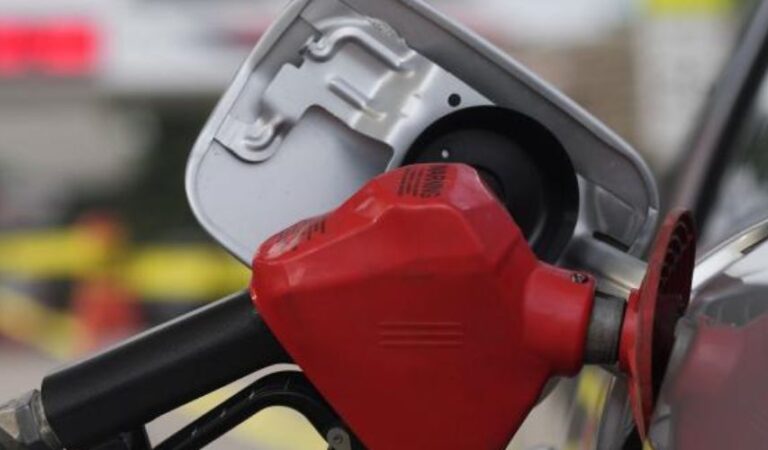 Gasolina en Colombia: Debería subir $600 para igualar precio internacional.