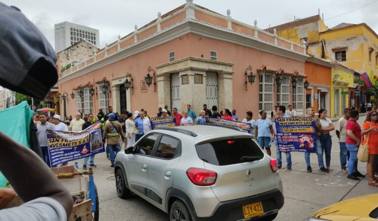 Comerciantes del Centro Comercial Getsemaní Protestan por Bajas Ventas debido a Obras