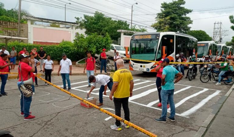 Trabajadores de la Universidad de Cartagena Pintan Cebra por Seguridad Vial