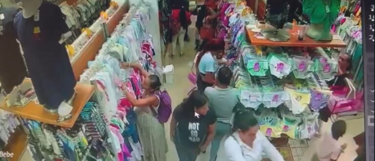 "Hábiles carteristas roban teléfono en centro comercial: tres mujeres identificadas"