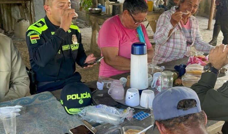 “No me olvidaron”: Doña Rosiris celebra Navidad adelantada con la Policía Bolívar