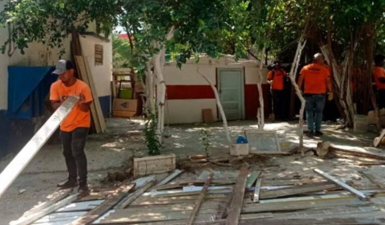 Desalojo en El Laguito: Tensiones y Resistencia en Operativo Policial.