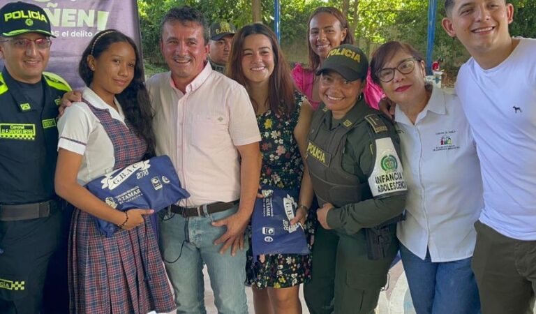 “Policía Nacional en Bolívar Impulsa el ‘Regreso a Clases 2024’ con la Entrega de más de 150 Kits Escolares”