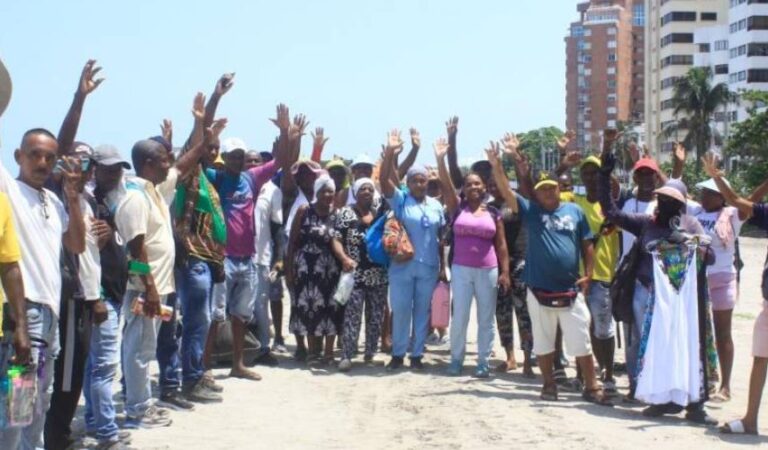 Protesta en Bocagrande: Servidores turísticos exigen pagos y denuncian demoras en entrega de playa