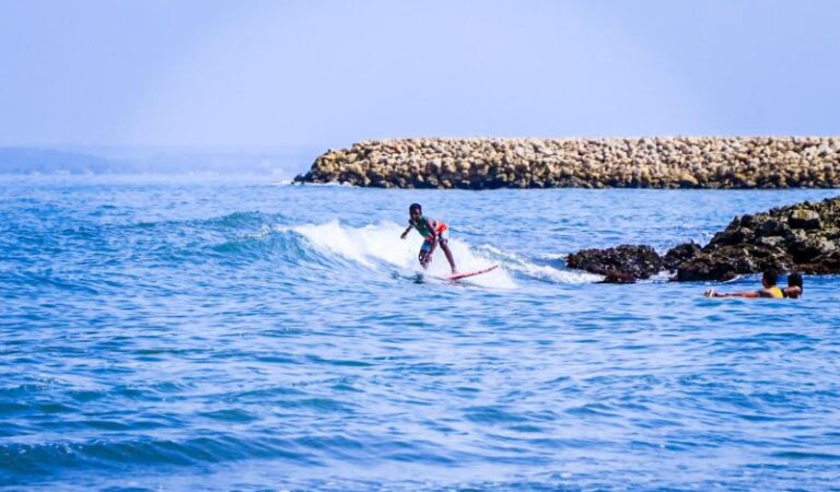 Surfistas desafían mar de leva en Cartagena