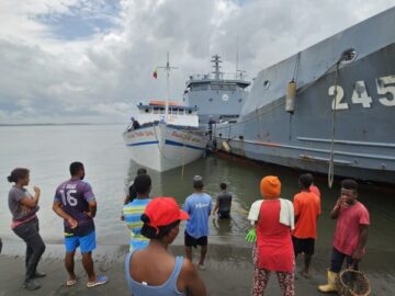 ARC. FOTO. ARMADA DE COLOMBIA RESCATA 25 PERSONAS Y EVITA HUNDIMIENTO DE EMBARCACION 3 800x450 2
