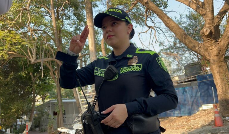 “Comandante de la Policía en Cartagena, subteniente Nayda Yañez, lidera con empatía y lenguaje de señas”