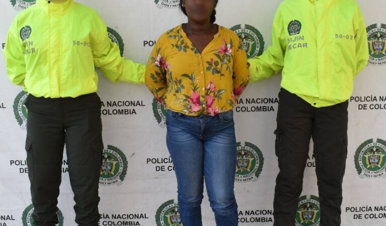 “Policía de Cartagena captura a mujer del cartel de los más buscados por homicidio.”