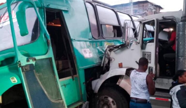 16 menores de edad resultaron heridos en un fuerte choque entre un bus escolar y una tractomula