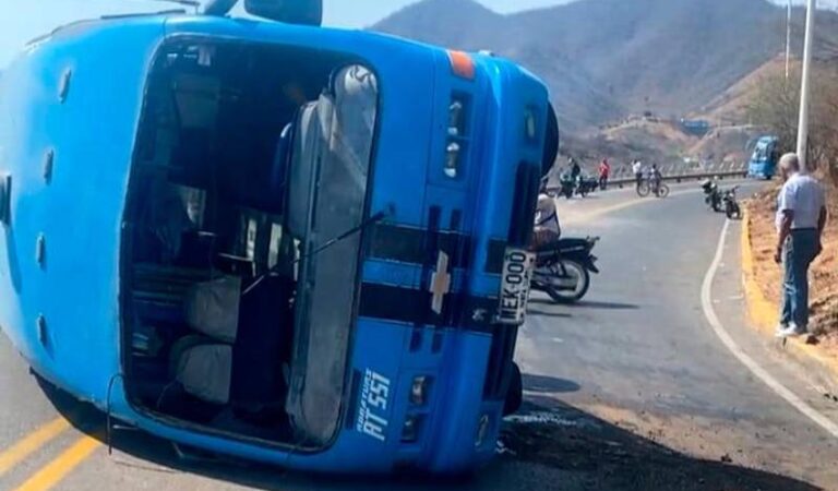 Accidente de bus de servicio público deja 8 heridos tras estrellarse al quedarse sin frenos