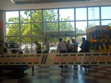 Accidente en centro comercial Camioneta se sale de control y