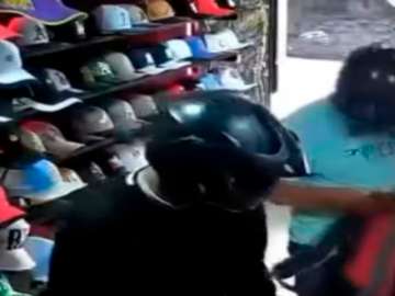 Atraco a un almacen de ropa captado por camaras de