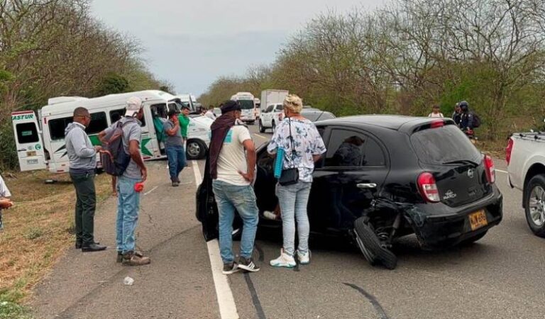 Colisión entre un automóvil y una furgoneta en la Vía del Mar deja múltiples personas heridas.