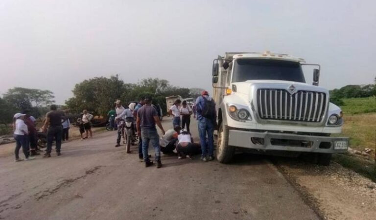 Colisión fatal entre motocicleta y tractomula cobra la vida de dos personas en el sur de Bolívar
