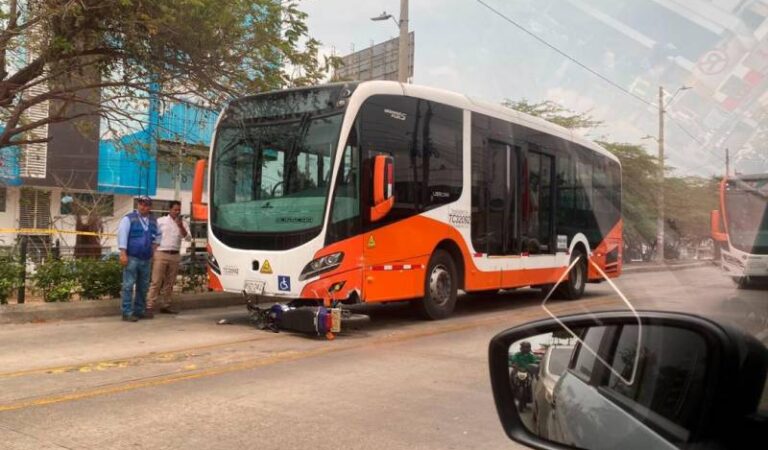 Dos motociclistas fueron atropellados por un autobús de Transcaribe en la Avenida Pedro de Heredia.