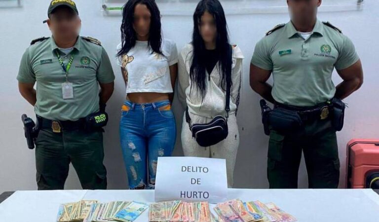 Dos mujeres cometieron un robo de joyas a turistas hondureñas en Cartagena, captado en video.
