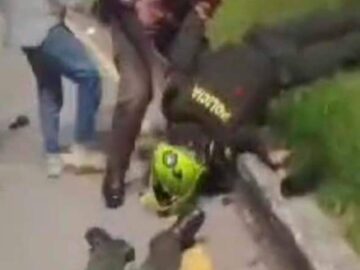 Hombre arranca y se come dedo de policia en defensa