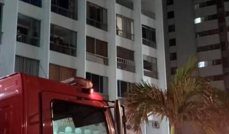 Incendio de gran magnitud en un apartamento de un edificio en El Laguito es controlado por bomberos.