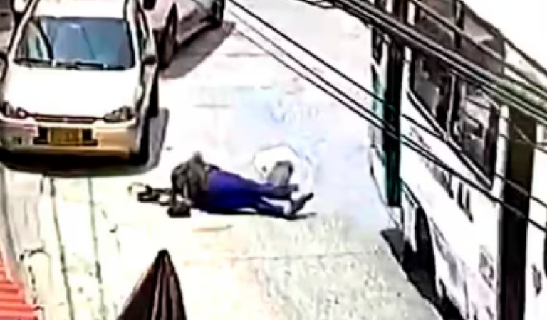 Mujer cae de un autobús en movimiento y rueda varios metros.