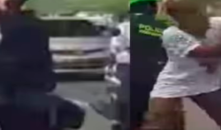 Mujer protagoniza altercado violento con patrullera de la Policía en un retén