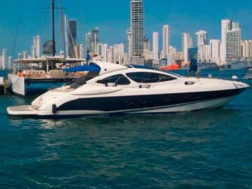 Naufragio de un yate con 14 personas a bordo camino