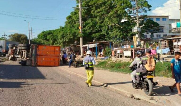 Tractomula se vuelca en Mamonal causando un gran congestionamiento de tráfico