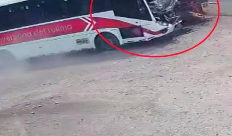 Trágico accidente de tránsito entre autobuses resulta en la muerte de un hombre y 18 personas heridas