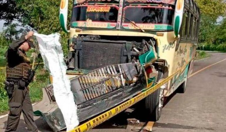 Trágico accidente en Villanueva, Bolívar: Motorista fallece tras colisionar violentamente con un autobús.