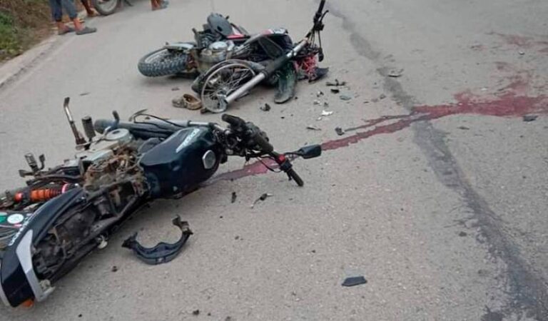 Trágico choque entre dos motocicletas deja un fallecido y dos heridos graves