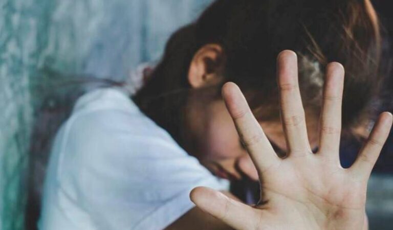 Un adulto mayor de 69 años que abusó sexualmente de gemelas de 7 años fue enviado a prisión.