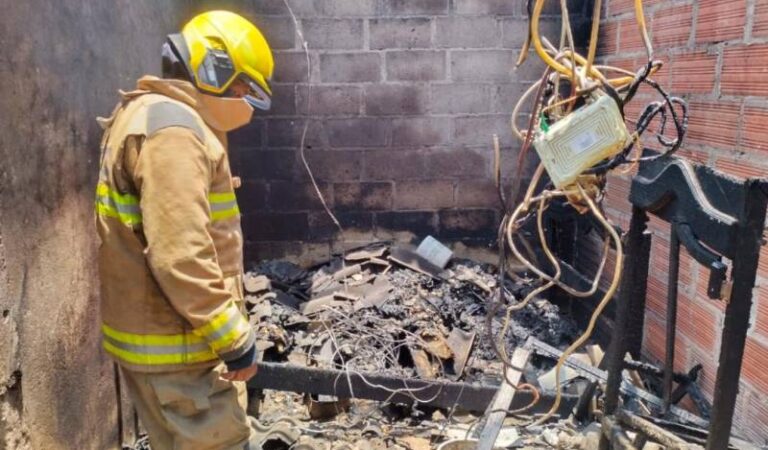 Un incendio devastador destruyó por completo una casa en el barrio La Candelaria.