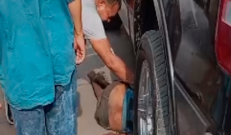 Un video muestra a una camioneta atropellar a un habitante de calle frente al CAI de Ceballos