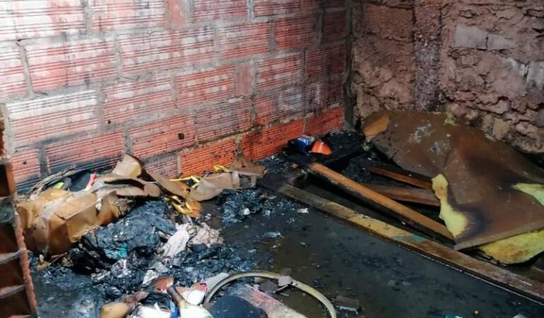 ¿Incendio provocado? Bomberos logran controlar fuego en una vivienda del Barrio Chino