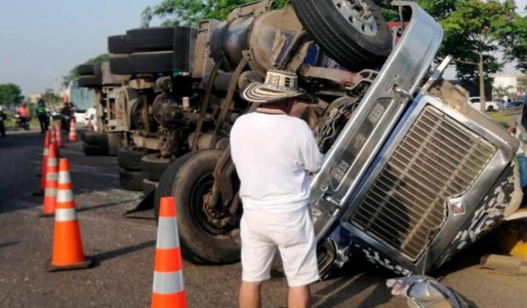 Accidente de tractomula en la glorieta de El Pozón causa congestión vehicular