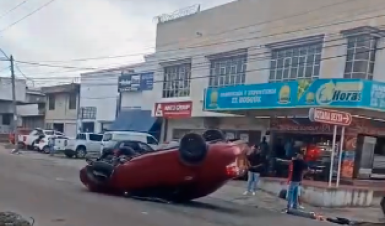 Carro se volcó en la avenida El Bosque, ¿por un hueco?