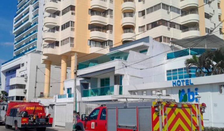 Controlan voraz incendio en edificio de El Cabrero los bomberos.