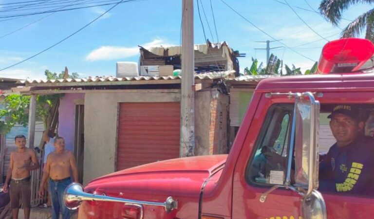 Cuatro personas afectadas tras incendio que destruyó vivienda en el barrio Olaya Herrera.