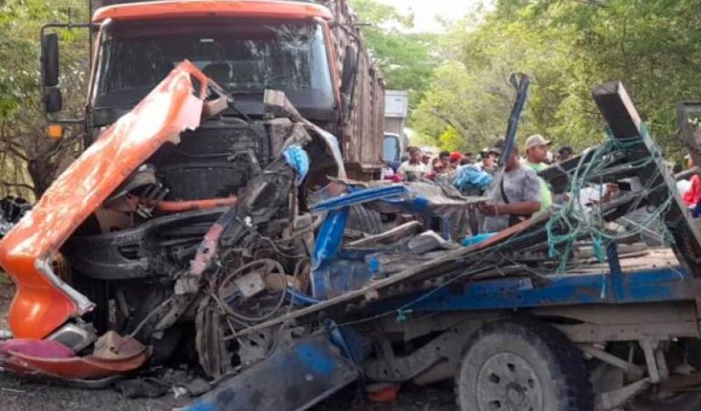 Fatal accidente entre camión y furgón causa pérdida de vidas y heridos