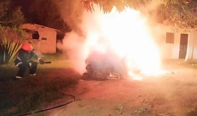 Hombre incendia su carro, asesina a su madre y se suicida: ¿Influencia demoníaca?