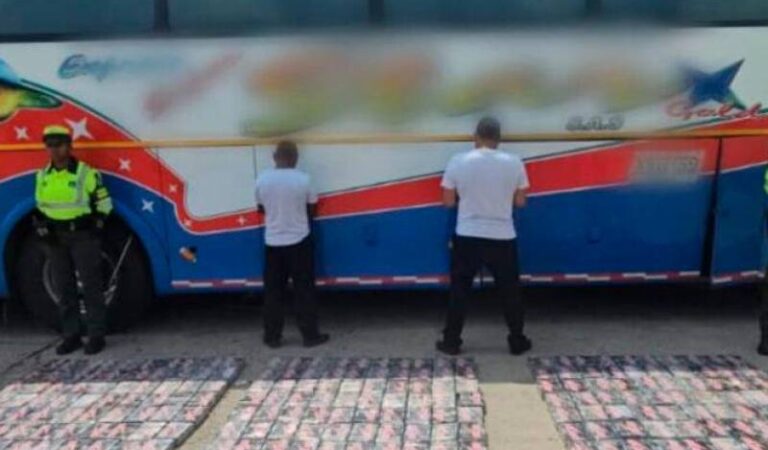 Incautados 300 kilos de cocaína escondidos en un bus por la policía – Video