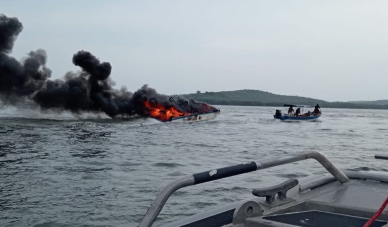 Incendio en la bahía de Cartagena: la embarcación “Sky Blue” en peligro.