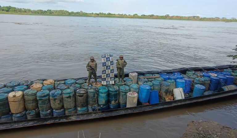 La Armada de Colombia incauta más de 55 mil galones de combustible y 95 toneladas de insumos para drogas