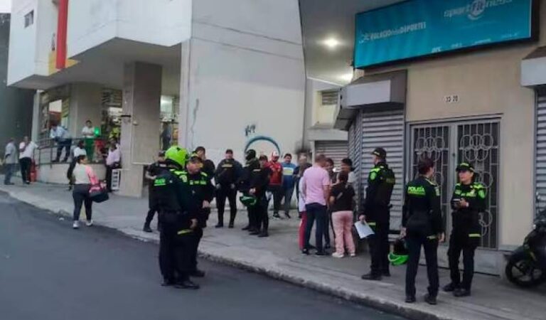 Mujer fue perseguida y asesinada a tiros en un almacén