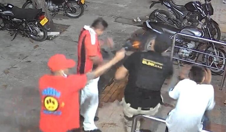 Un sicario ataca por sorpresa a un guarda de seguridad y lo asesina en un video.